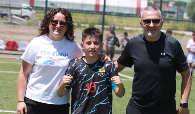 Berber Kutay’ın Futbol Sevinci: Ailece Sahalardalar