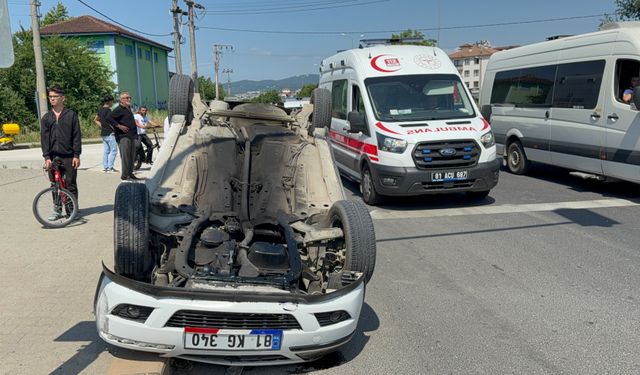 Yayaya yol veren otomobile çarpıp takla attı: 3 yaralı