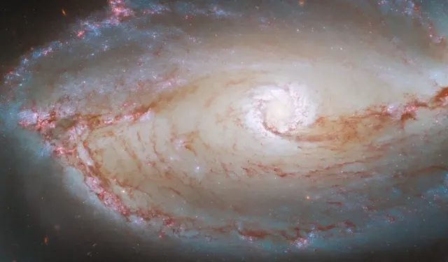 Hubble, 137 milyon ışık yılı uzaklıktaki bir sarmal galaksinin fotoğrafını çekti