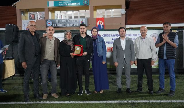 Cengiz Çavuşoğlu ve Bülent Oturak Anısına Anlamlı Plaket