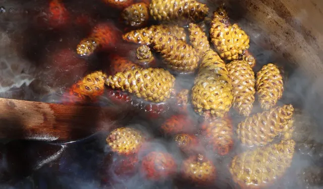 Sigara içenlere şifa: 7 saat kazanda pişiriliyor...