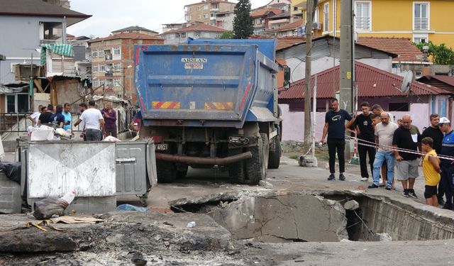Beton zemin çöktü, hafriyat kamyonu içine düştü