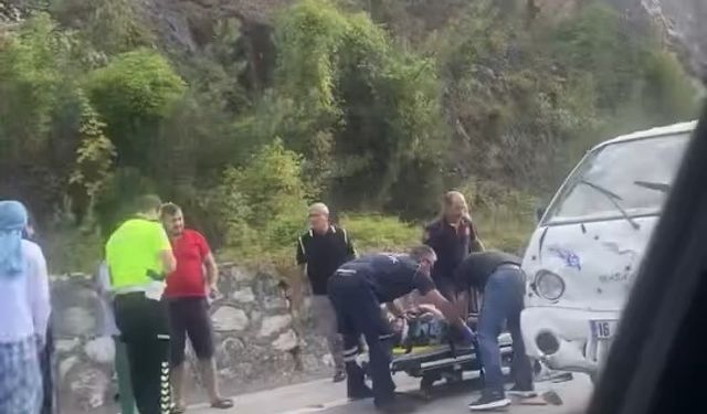 Bursa’da kamyonet otomobile çarptı: 4 yaralı