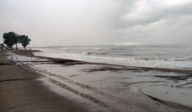 Akçakoca’da belirlenen yerler hariç denize girmek yasak
