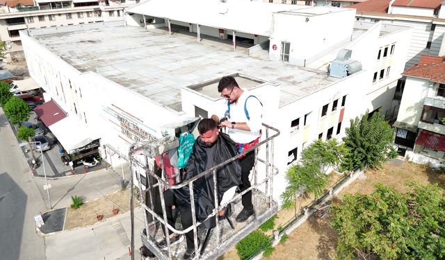 15 yıllık berber yeni açtığı dükkanının ilk tıraşını gökyüzünde yaptı