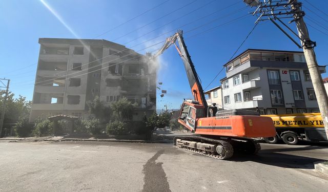 1999 depreminde ağır hasar gören binaya ilk kepçe vuruldu