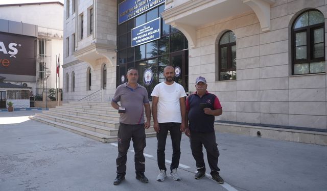 Temizlik personelleri buldukları cüzdanları polise teslim etti