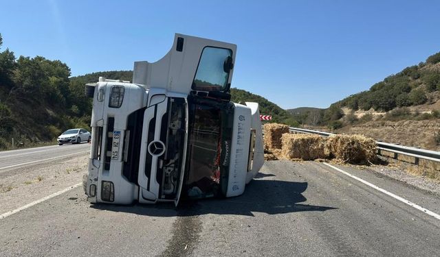 Çorum’da balya yüklü tır devrildi: 1 yaralı