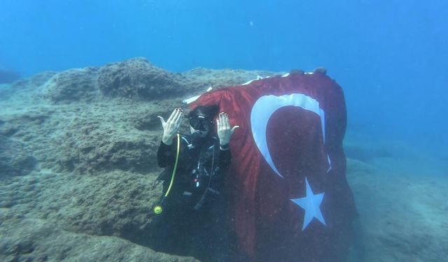 Deniz altında işaret diliyle İstiklal Marşını okudular