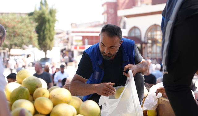 Vatandaşlara 5 ton yerli kavun ücretsiz dağıtıldı