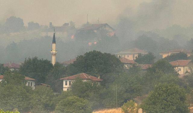 Kastamonu’daki orman yangını köye ulaştı