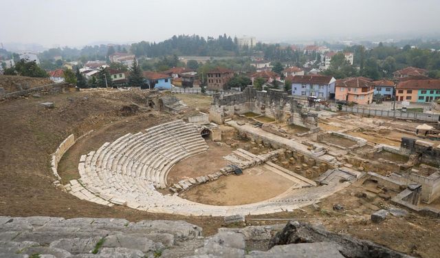 Antik Tiyatro aslına dönecek kazı alanı genişleyecek
