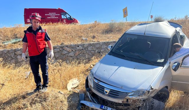 Balıkesir'de otomobil tarlaya uçtu; 2 yaralı