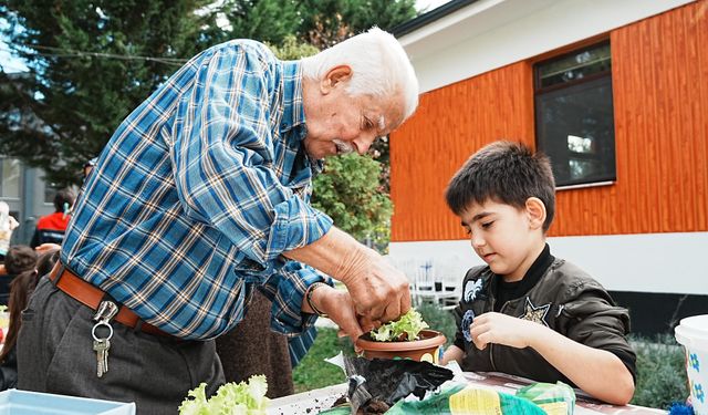 Minikler ve büyükler marul fidesi dikti