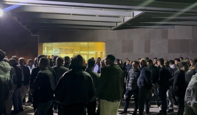 Bursa’da göçük altında hayatını kaybeden iki kardeşin yakınları hastaneye akın etti