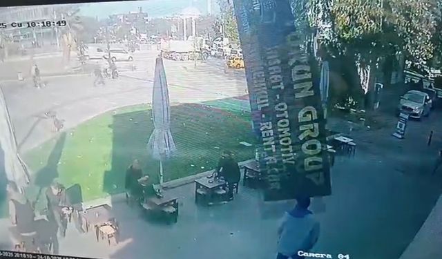 Bursa'da şiddetli lodos tabelayı uçurdu: Kafedeki 2 kişi tabelanın altında kalmaktan son anda kurtuldu