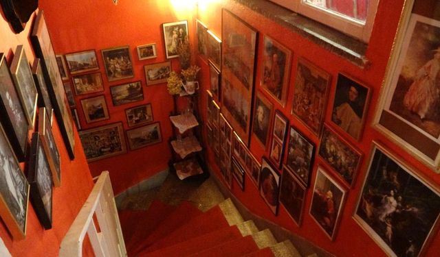 Paris'ten Bursa'ya uzanan antika hikayesi: Kolilerde bekleyen eşyalarla müze gibi kafe kurdu