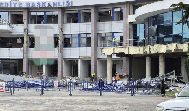 Düzce'de yıkım çalışması süren belediye binasında yangın