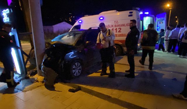 Kocaeli’de bisikletliye çarpmamak için manevra yapan otomobil direğe çarptı: 5 yaralı