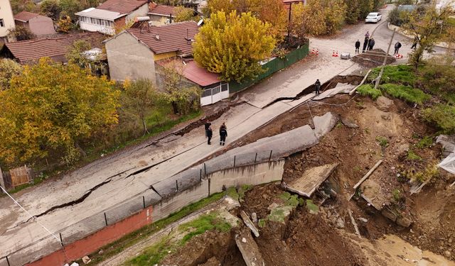 Okul inşaatının yanında çöken yol dronla görüntülendi