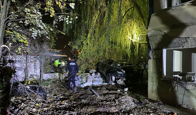 Köprü üstünde çarpışan otomobiller bahçeye uçtu: 1 ölü, 4 yaralı