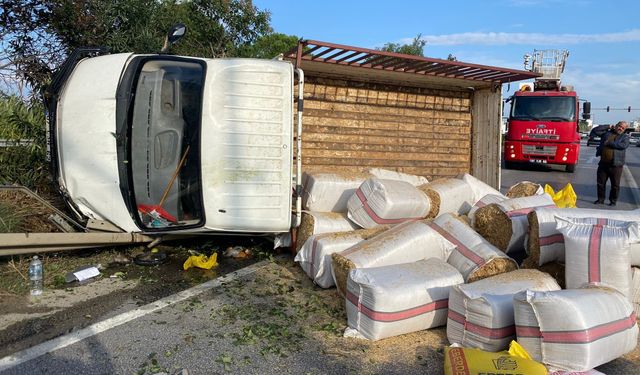 Antalya'da saman yüklü kamyonet devrildi, yol trafiğe kapandı