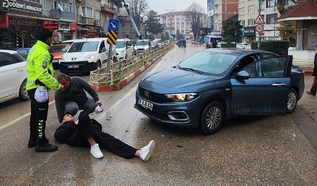 Otomobille çarpışan motosikletin sürücüsü yaralandı