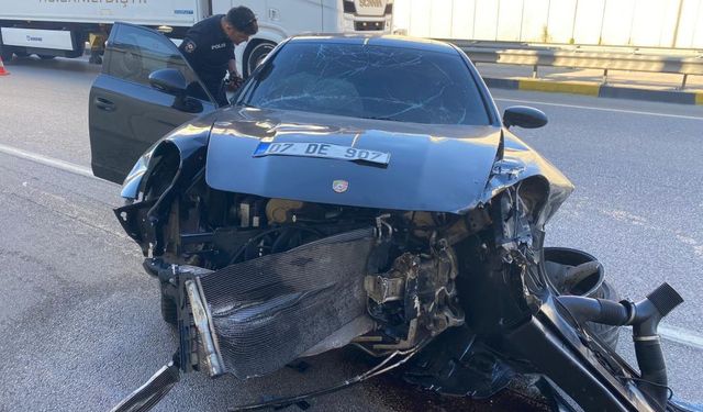 Porsche otomobil önce bir araca sonra alt geçit duvarına çarptı: 1 yaralı