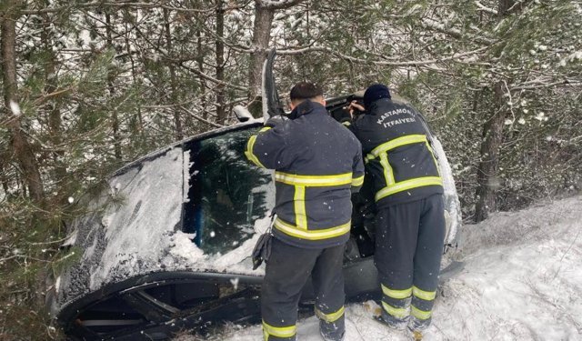 Kastamonu'da otomobil şarampole yuvarlandı: 2 yaralı
