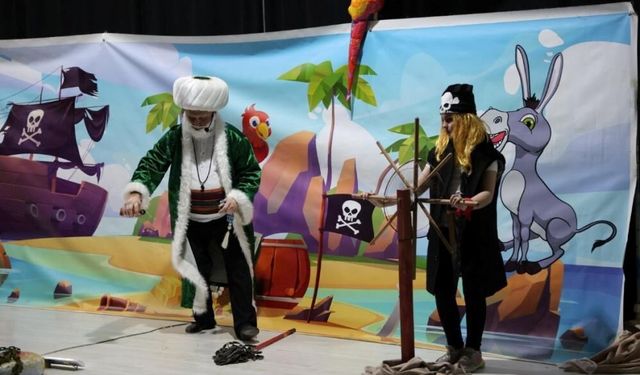 Çocuklar "Nasrettin Hoca Korsanlara Karşı" oyununda buluştu