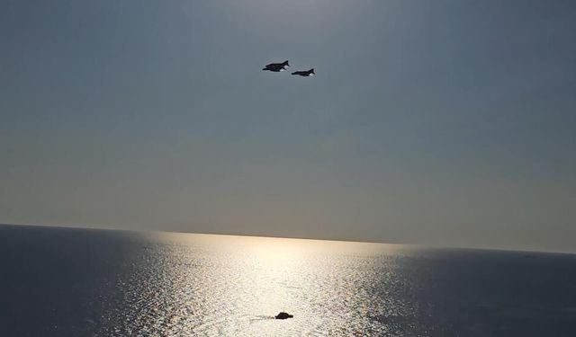 Zonguldak'ın kurtuluş coşkusu gökyüzüne taşındı: Savaş uçaklarından nefes kesen gösteri