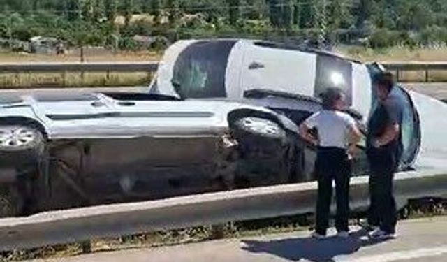 Orta refüje saplanan iki araç bariyerlerin arasında sıkıştı