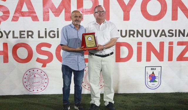 Köy Takımlarını Kucaklayan Mehmet Karaüzüm’e Anlamlı Plaket