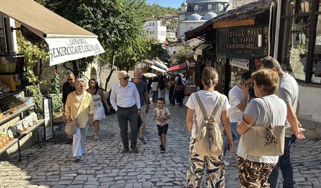 Tarihi sokaklarda hafta sonu hareketliliği
