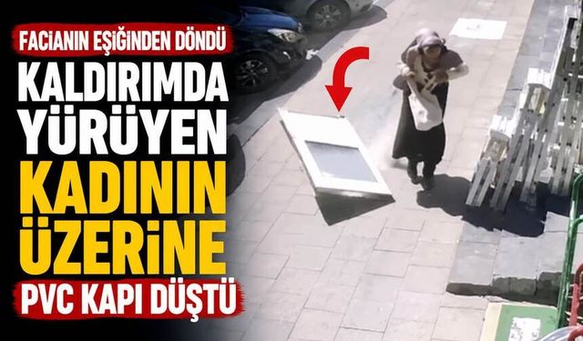 Kaldırımda yürüyen kadının üzerine PVC kapı düştü