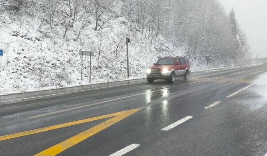 Bolu Dağı geçişinde kar yağışı ve sis etkili oluyor