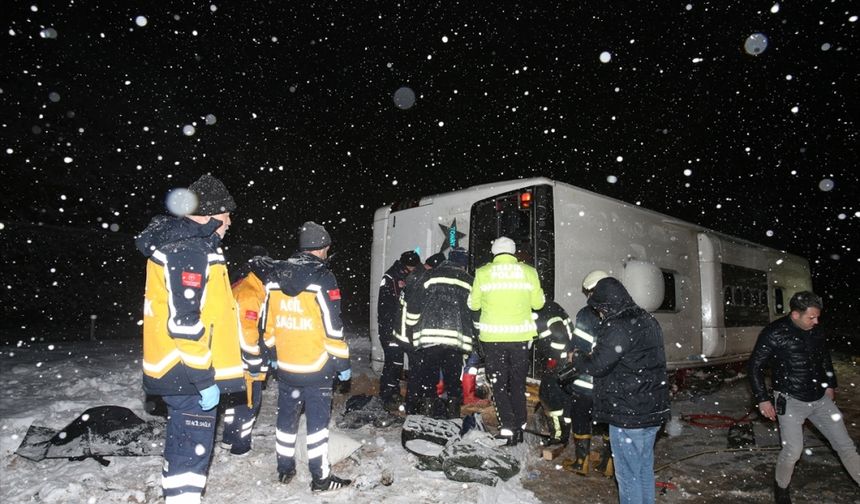 Yolcu otobüsünün devrilmesi sonucu 1 kişi öldü, 15 kişi yaralandı