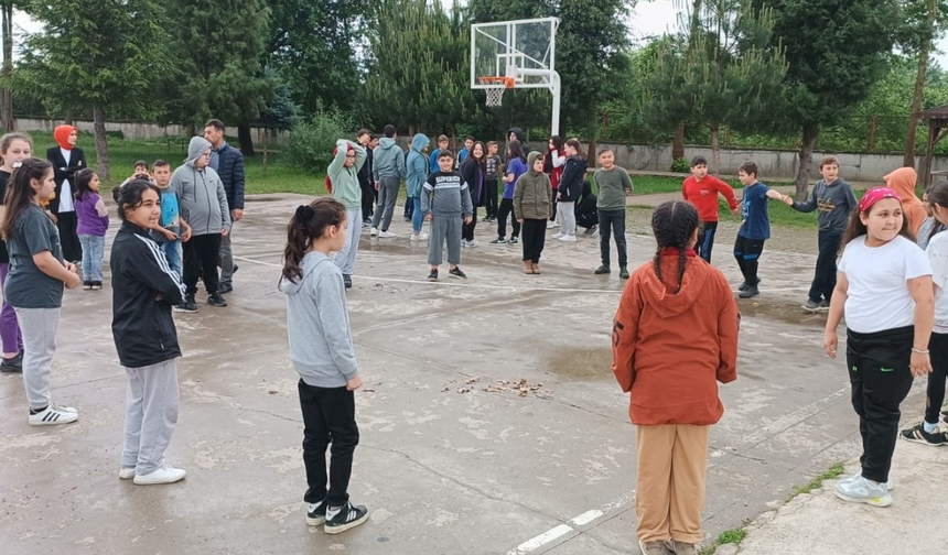 Düzce’de Öğrenciler Deprem Tatbikatı Yaptı
