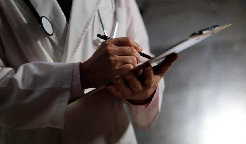 İran'da bir hastanın midesinden 450 parça metal çıkarıldı