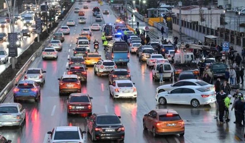 Ankara'da 26 araç birbirine girdi: Yaralılar var