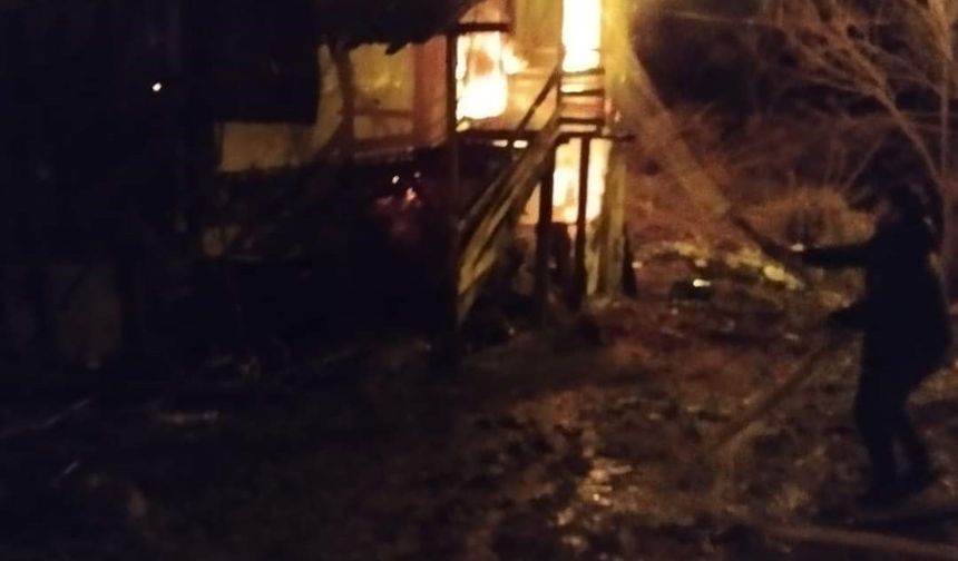 Kastamonu’da ahşap ev çıkan yangında küle döndü