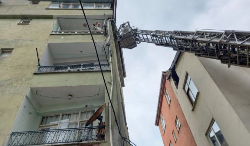 Yıkılmak üzere olan baca korkuya neden oldu