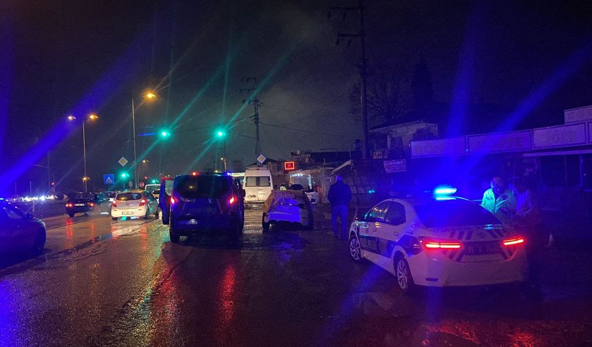 Servis minibüsü ile otomobil çarpıştı: 2 kişi yaralandı