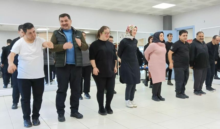 Kusursuz Kafenin kusursuz çalışanları provada