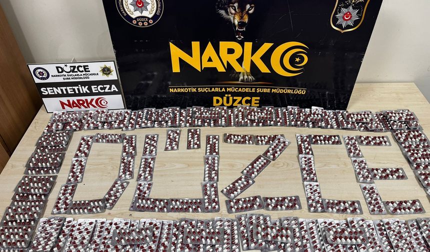 Durdurulan araçtan 2 bin 240 adet sentetik ecza maddesi çıktı