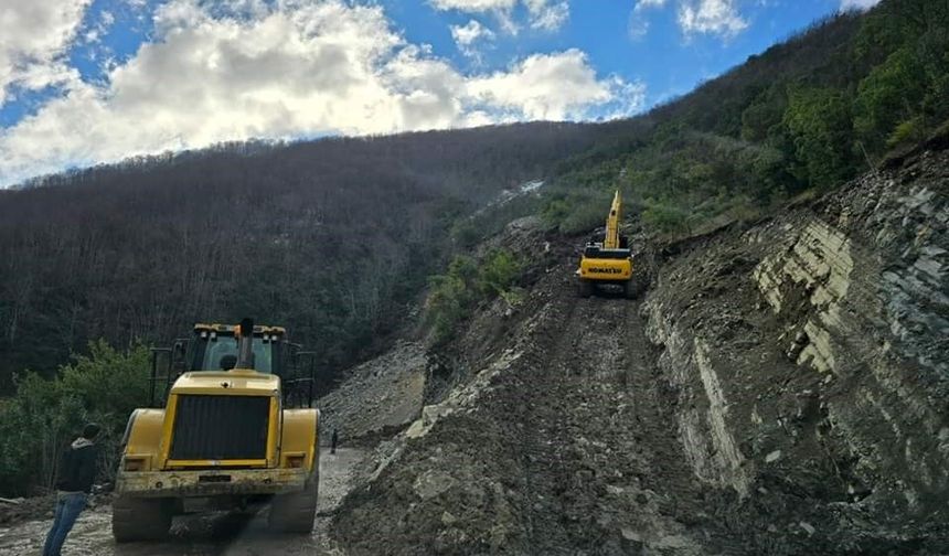 Türkeli'de köy grup yolu ulaşıma kapatıldı