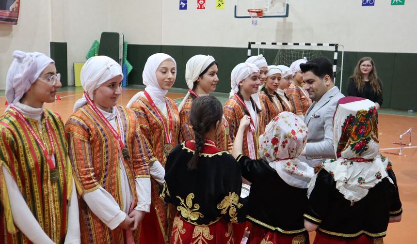 Yeniçağa'da Okullar Arası Halk Oyunları Yarışması yapıldı
