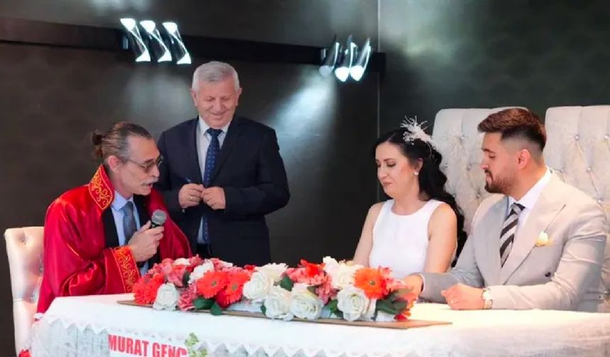 Etimesgut Belediye Başkanı Erdal Beşikçioğlu, Mine Kaya-Berkay Dinçsoy çiftinin nikahını kıydı