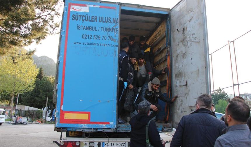 Amasya’da bakır yüklü tırda 64 kaçak göçmen yakalandı