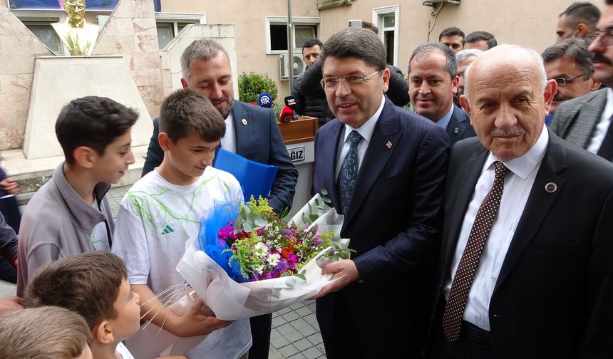Adalet Bakanı Tunç, çocuklarla birlikte tezahürat yaptı